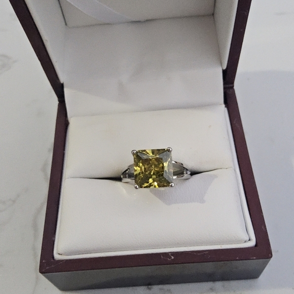 Jewelry - Yellow and Silver Geometric Star Ring
